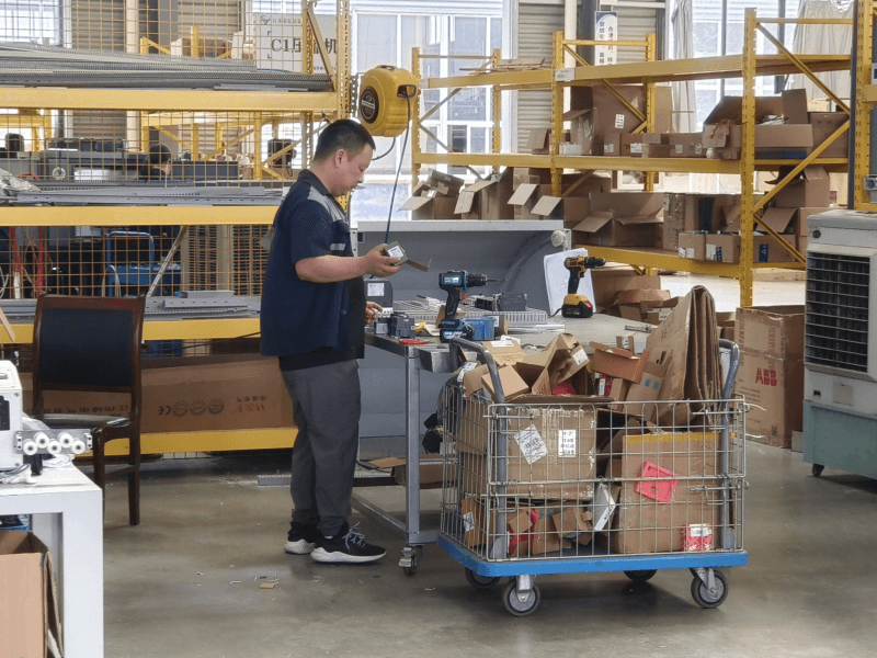 熱浪滾滾，他們?cè)诟邷刂?逆行