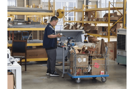 熱浪滾滾，他們?cè)诟邷刂?逆行